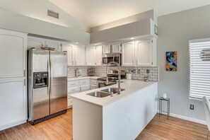 House (2 Bedrooms) | Interior - Comfortable & Contemporary Home in Tucson (Tucson)