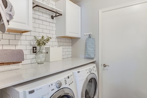 House (2 Bedrooms) | Interior - Comfortable & Contemporary Home in Tucson (Tucson)