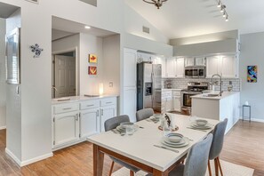 House (2 Bedrooms) | Interior - Comfortable & Contemporary Home in Tucson (Tucson)