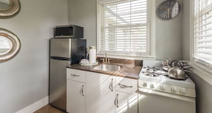 3 Blocks to Pensacola Bay: Charming Apartment!