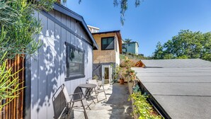 Une maison moderne dotée d’un patio, d’un espace salon extérieur et d’un jardin.