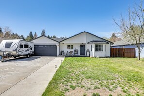 House (3 Bedrooms) | Interior - Family-friendly Home w/ Fire Pit in Bend! (Bend)