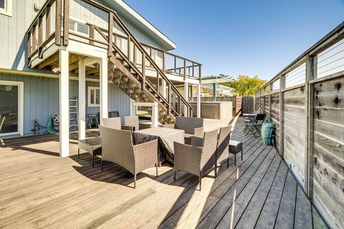 Walk to Poplar Beach: Cozy Coastal Getaway w/ Yard