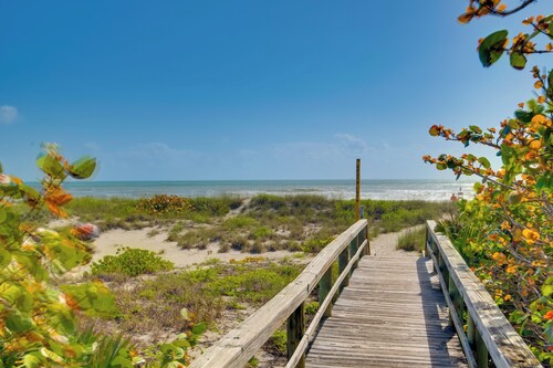 Walk to Beach: Dog-friendly Gem in Cocoa Beach!