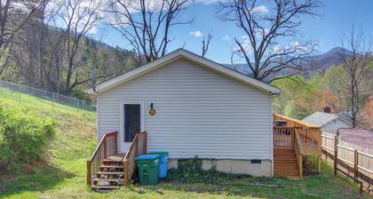 6 Mi to Blue Ridge Parkway: Home w/ Deck & Views!