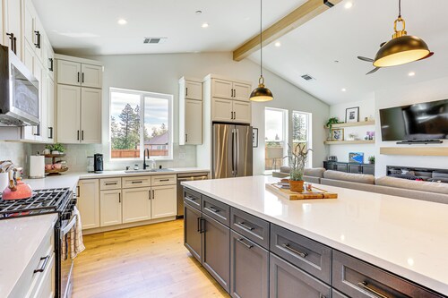 Patio + Outdoor Dining: Modern Home in Paradise