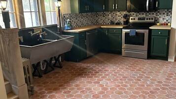 Køleskab, mikrobølgeovn, ovn, kogeplade