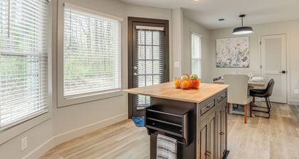 < 1 Mi to Main St & Amphitheater: Woodstock Home!