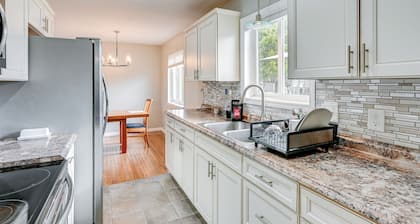3 Mi to Dtwn Saginaw: Spacious & Updated Home!