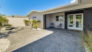 A modern house with a patio, a small garden, and a garage. - Waterfront Retreat w/ Pool & Yard in Sarasota (Sarasota)