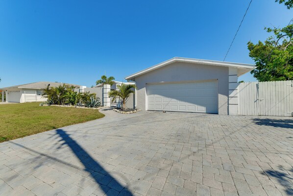 Interior - Waterfront Retreat w/ Pool & Yard in Sarasota (Sarasota)