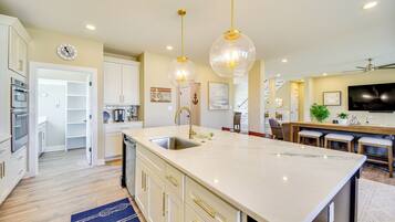 House (6 Bedrooms) | Interior