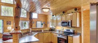 3 Mi to Marina: Cabin w/ Hot Tub in Byrdstown!