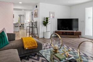 Smart TV - The Leroy Palm Springs – Eclectic Retreat (Palm Springs)