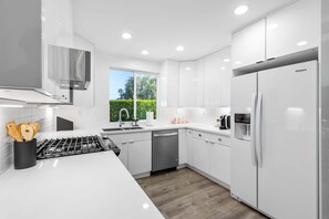 Fridge, microwave, oven, stovetop - The Leroy Palm Springs – Eclectic Retreat (Palm Springs)