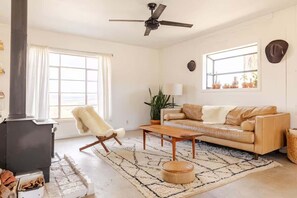 Una televisión, una chimenea, una oficina