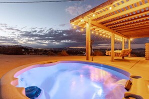 Bañera de hidromasaje al aire libre