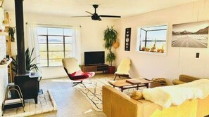 TV, fireplace, offices - Navigate Stays retreat W Hot Tub Bobs Homestead (Joshua Tree)