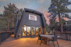 Outdoor dining - Big Bear Retreat w Fire Pit, Deck, & Cabin Vibes (Big Bear)