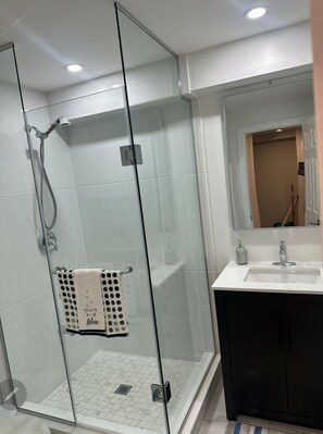 مجففات شعر، مناشف، صابون، شامبو