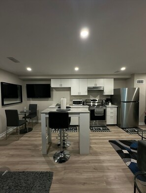 ثلاجة، ميكروويف، فرن، موقد طهي مسطح