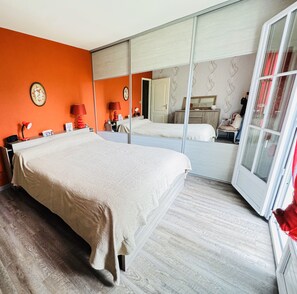 3 chambres, fer et planche à repasser, Wi-Fi, draps fournis