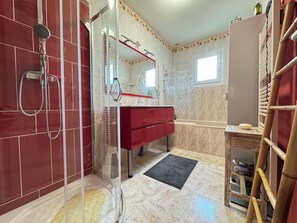 Dusche, Haartrockner, Handtücher, Seife