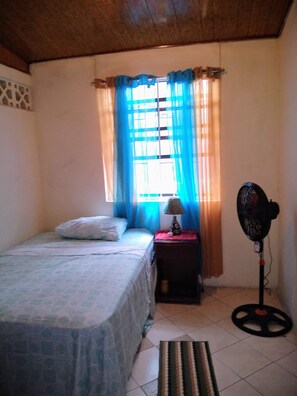 2 室のベッドルーム、アイロン / アイロン台、WiFi (無料)、ベッドシーツ