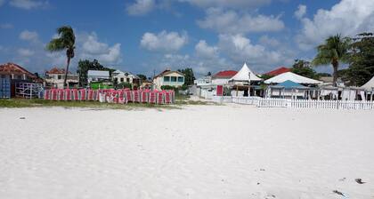 Two-bedroom house for rent in the city, 2 minutes from popular Brown's Beach.