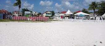 Two-bedroom house for rent in the city, 2 minutes from popular Brown's Beach.