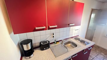 Kühlschrank, Herdplatte, Wasserkocher mit Kaffee-/Teezubehör