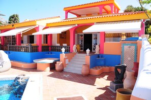 A vibrant outdoor area with a pool, seating, and a covered patio. - Spacious 5-bedroom villa in First line location, stunning views, Total privacy (Callao Salvaje)