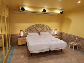 5 bedrooms, iron/ironing board, WiFi, bed sheets