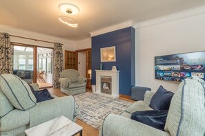 TV - Spacious Three Bedroom Holiday Cottage in Betws y Coed | Creigia-Betws (Betws y Coed)