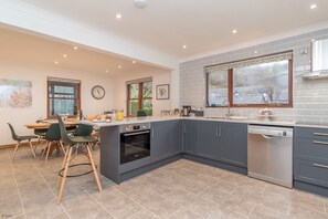Fridge, microwave, oven, stovetop - Spacious Three Bedroom Holiday Cottage in Betws y Coed | Creigia-Betws (Betws y Coed)