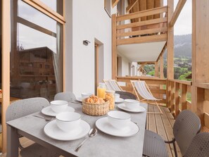 Apartment | Balcony - Apartment in Megeve Near Ski Slopes (Megeve)