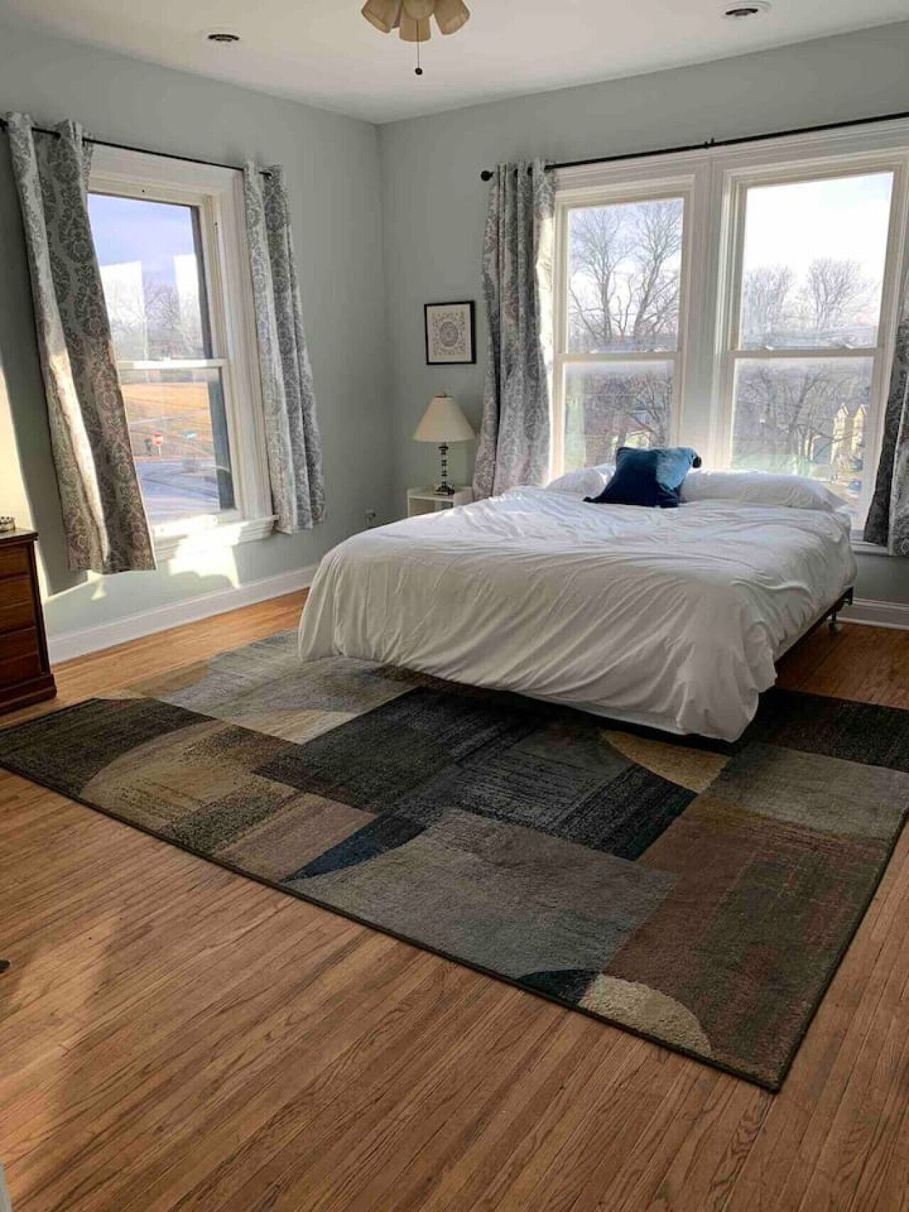 4 多间卧室、办公桌、熨斗/熨衣板、旅行婴儿床