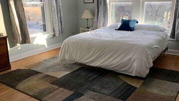 4 bedrooms, desk, iron/ironing board, travel crib