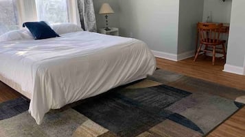 4 bedrooms, desk, iron/ironing board, travel crib