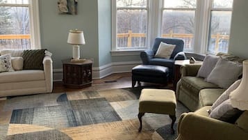 Smart-tv, bordtennisbord, kontorer