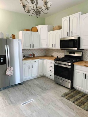 Jääkaappi, mikroaaltouuni, uuni, liesi