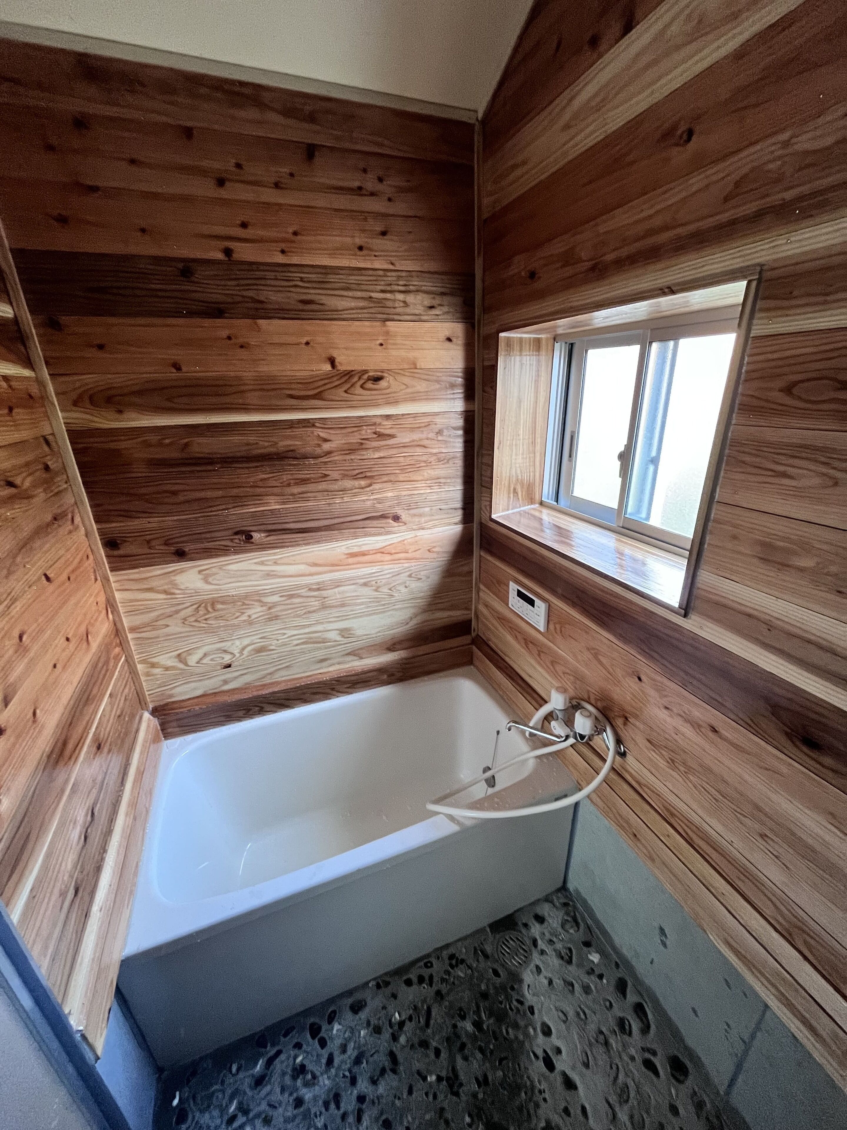 Een haardroger, handdoeken, toiletpapier