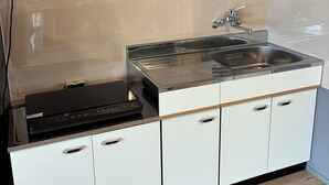Fridge, microwave, stovetop, cookware/dishes/utensils - Nagata Sea Time - Private Retreat in Yakushima, Near the Sea Turtle Beach (熊毛郡屋久島町永田)
