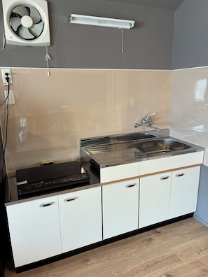 冰箱、微波炉、炉灶、厨具/餐具