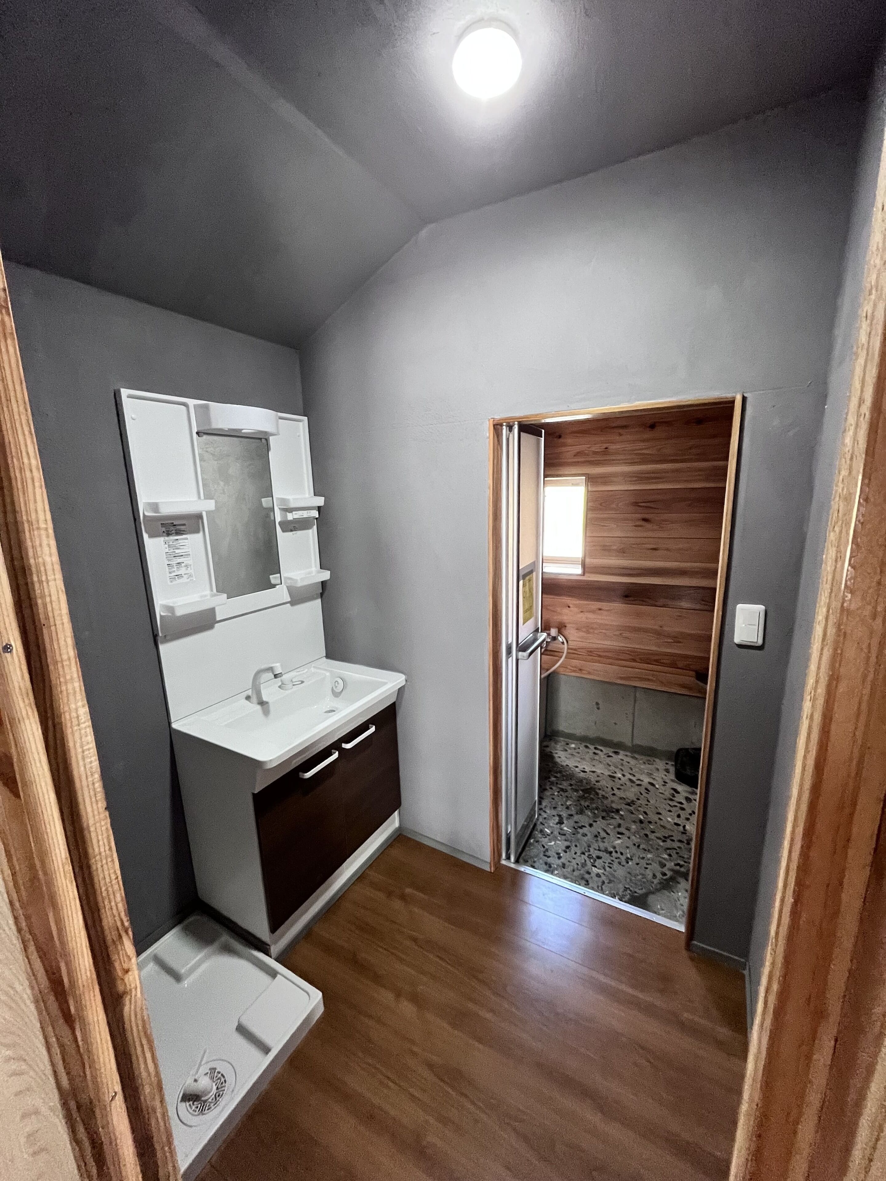 Een haardroger, handdoeken, toiletpapier