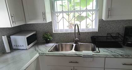 Charming 3-bedroom bungalow with WiFi, AC in delightful Roseau
