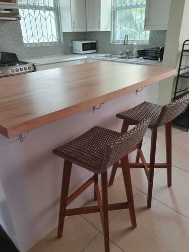 Charming 3-bedroom bungalow with WiFi, AC in delightful Roseau