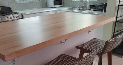 Charming 3-bedroom bungalow with WiFi, AC in delightful Roseau