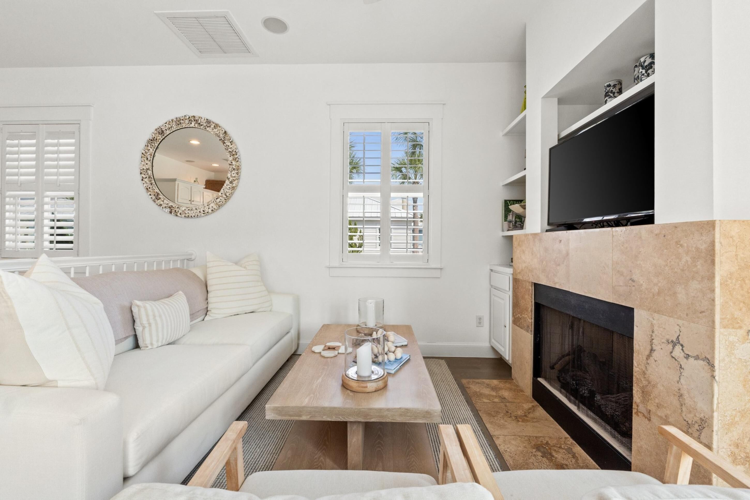 Casa, vistas parciales al mar | Zona de estar | Smart TV de 42 pulgadas con canales digitales