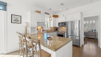 House, Partial Sea View | Private kitchen | Full-sized fridge, microwave, oven, stovetop
